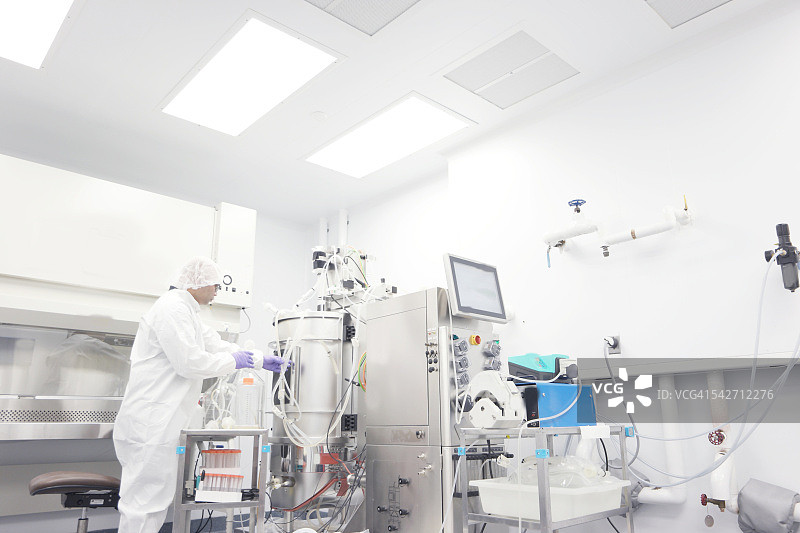在洁净室里的科学家图片素材