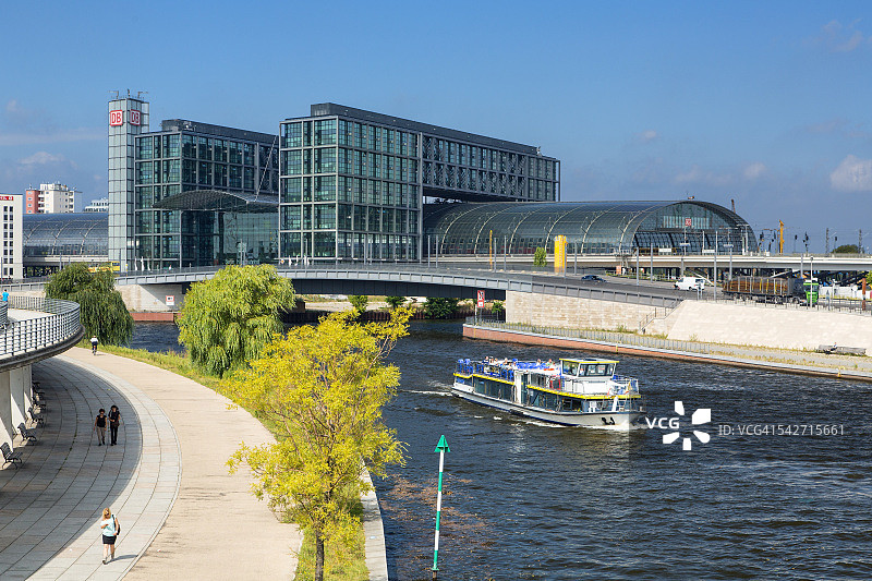 柏林施普雷河上的游船图片素材