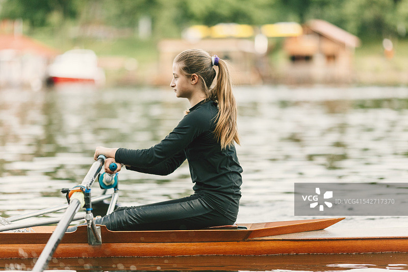 单人双桨划船图片素材