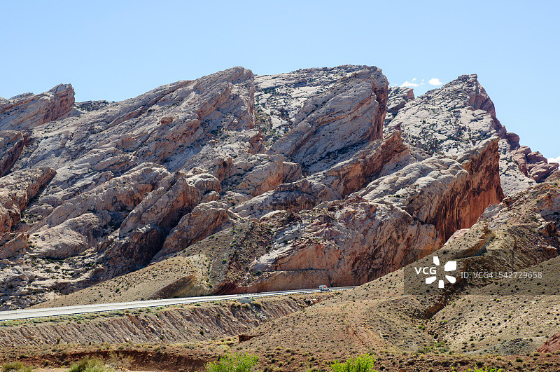 穿越圣拉斐尔河谷的车辆图片素材