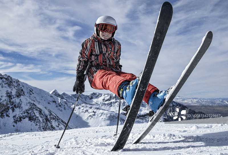 小男孩玩高山滑雪图片素材
