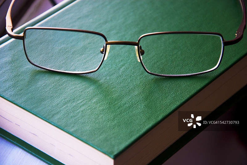 书籍和老花镜图片素材