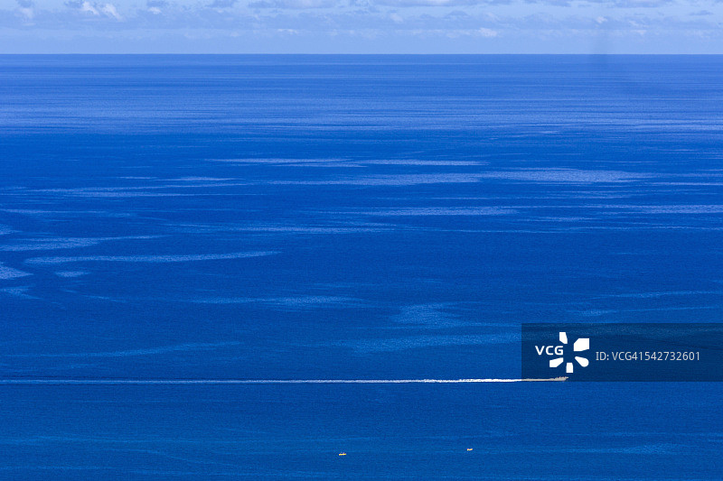 夏威夷横跨海洋的船迹图片素材