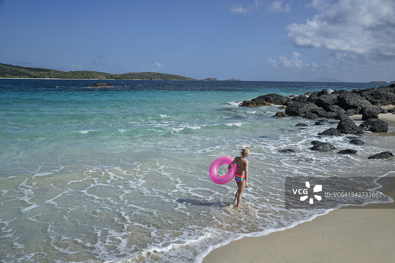 在海滩上的年轻女孩图片素材