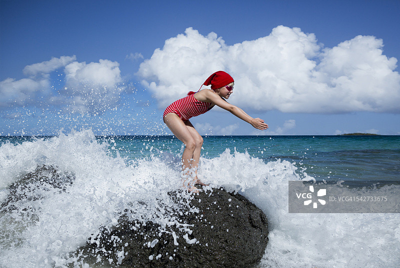 热带度假中的年轻人图片素材