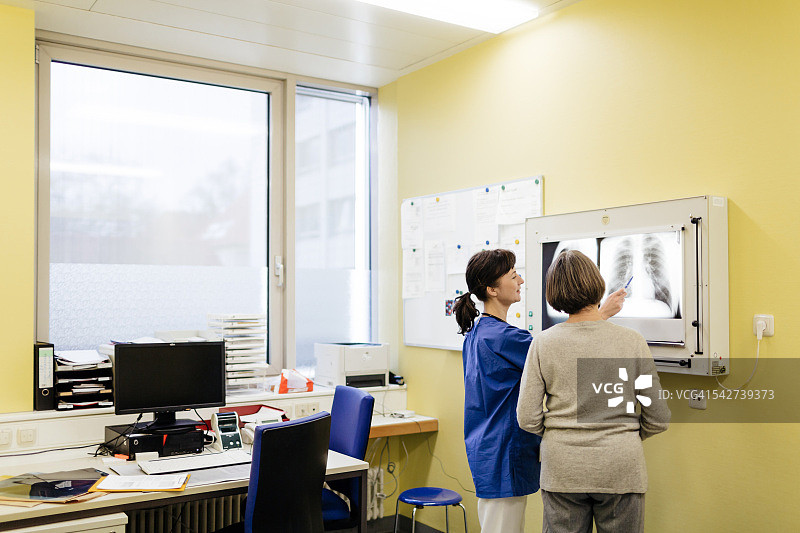医生和老年患者检查X光片图片素材