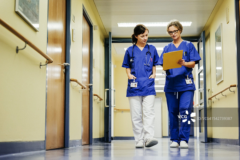 女医生们在医院走廊里交谈图片素材