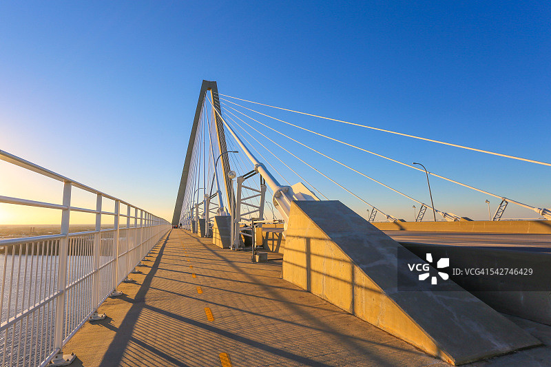 走过桥梁图片素材