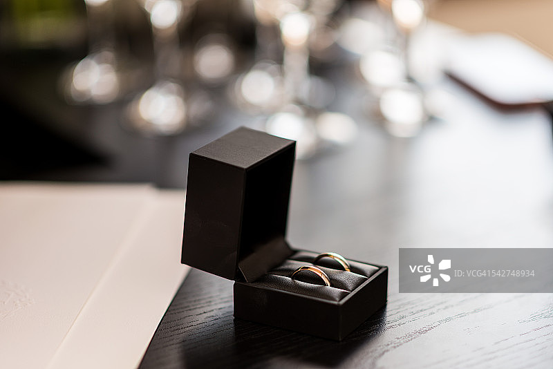 桌上的两枚结婚戒指礼盒图片素材