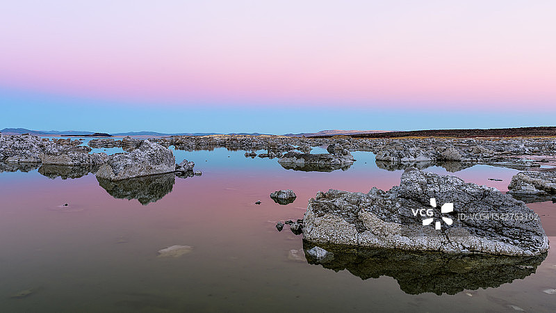 莫诺湖的粉色日落图片素材