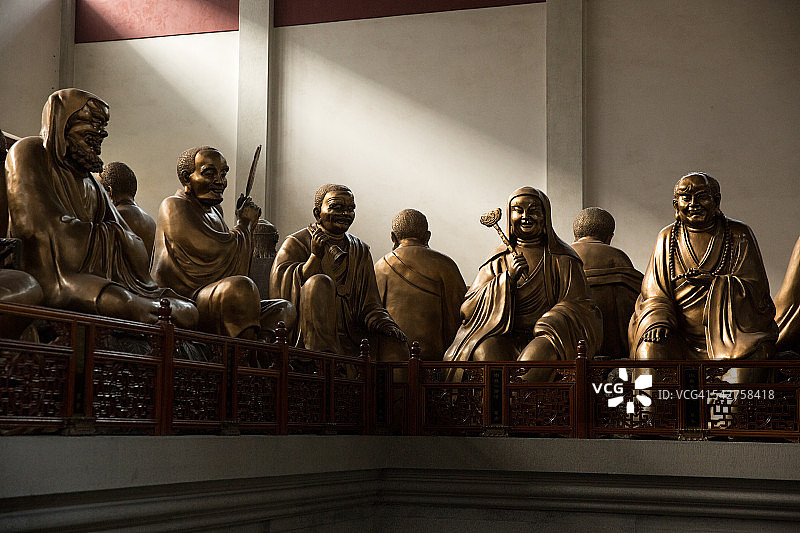 阳光洒在杭州灵隐寺的罗汉雕像上图片素材
