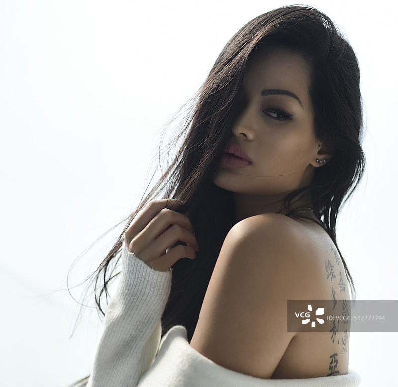 漂亮的亚洲长发女人图片素材