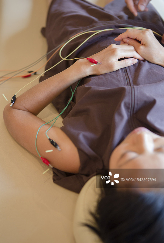 京都接受针灸治疗的日本女性图片素材