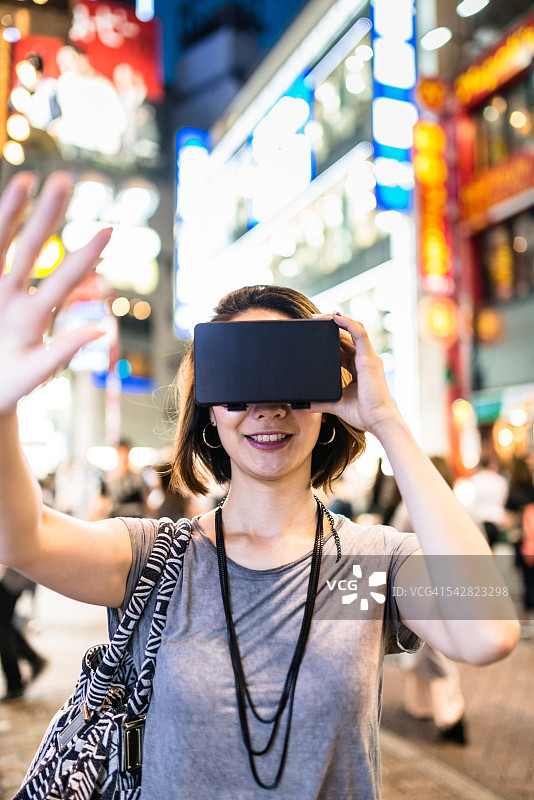 在东京使用VR模拟器的女大学生图片素材