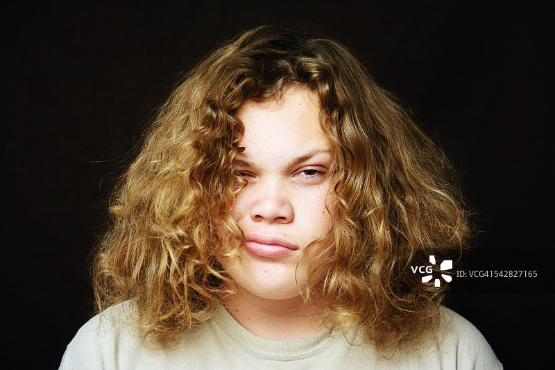 有着蓬松卷发的年轻男人图片素材