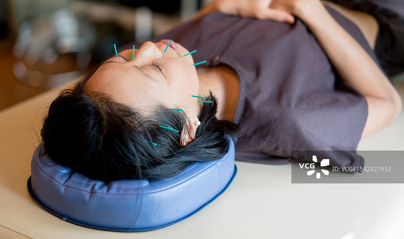 在针灸师那里的女人图片素材