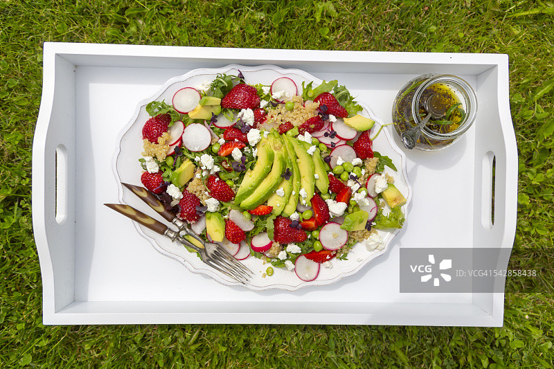藜麦芝麻菜牛油果沙拉图片素材