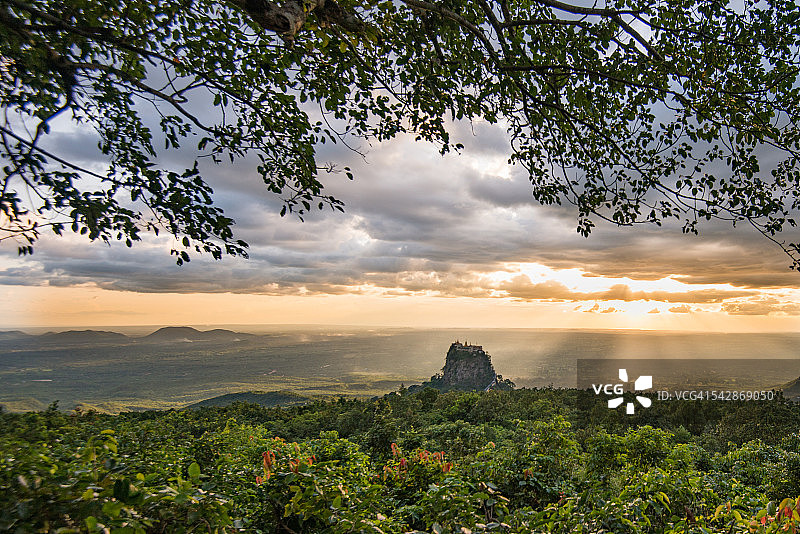 缅甸波巴山图片素材