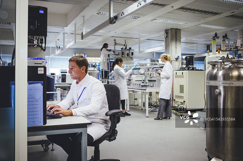 在实验室工作的医学科学专业人员图片素材