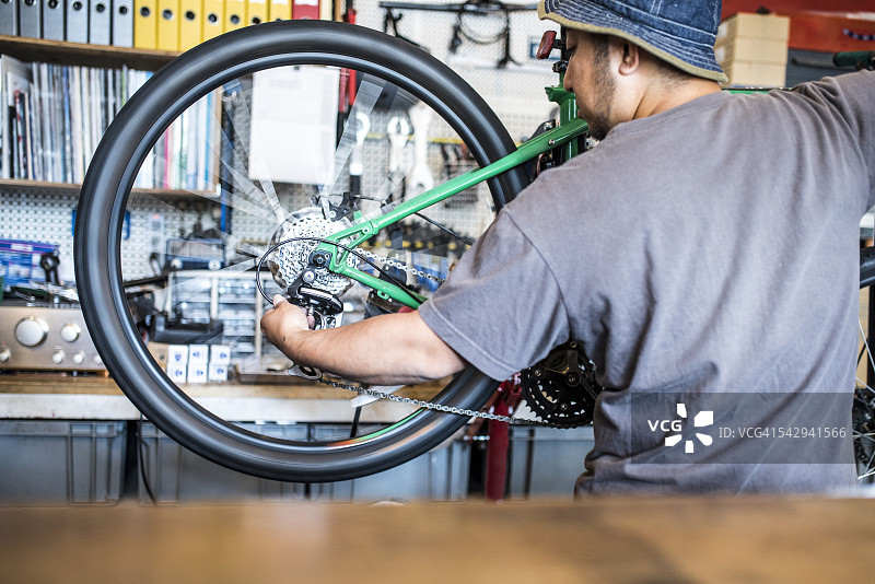 待修理的破自行车图片素材