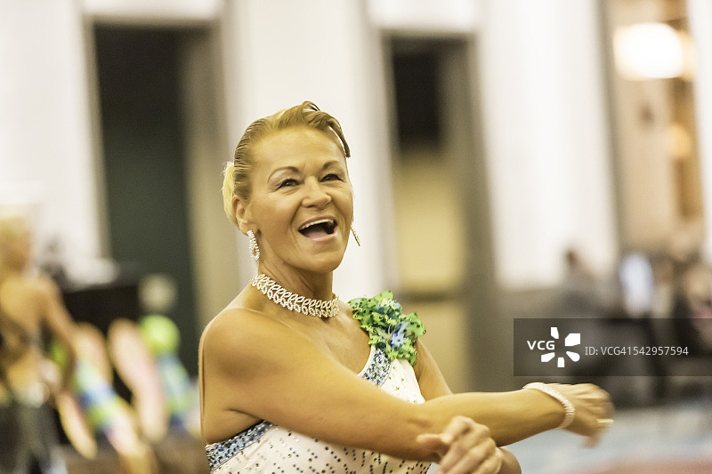 舞蹈比赛中竞技的年长舞者图片素材