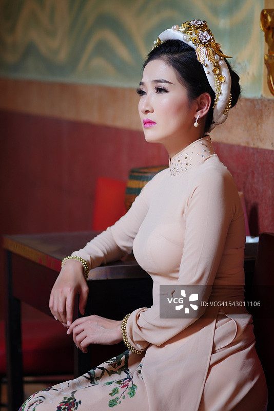 身穿奥黛的越南美女图片素材