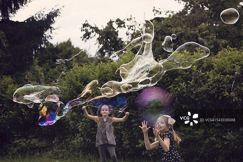 孩子们玩大型怪异造型泡泡图片素材