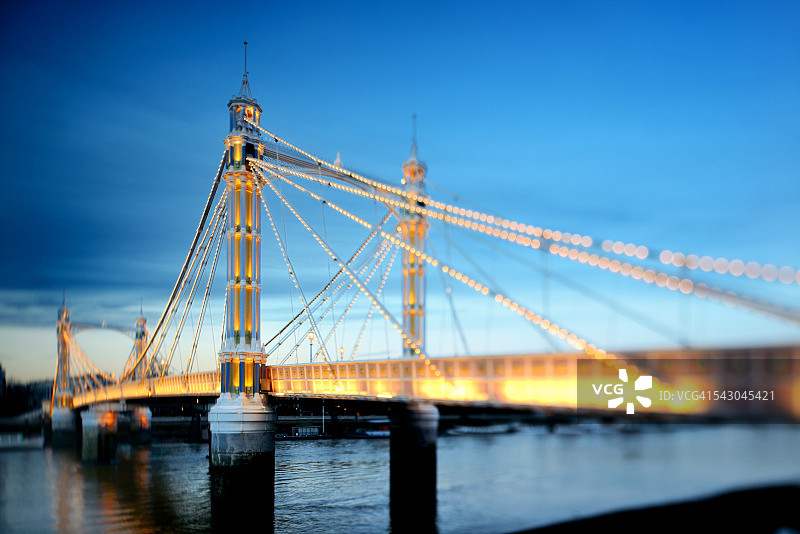 暮光下的艾伯特桥图片素材