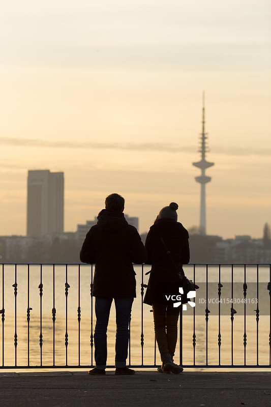 在黄昏时的情侣图片素材