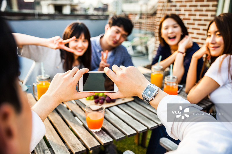 韩国人在首尔举行屋顶派对图片素材