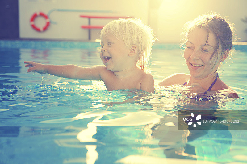 母亲和宝宝在游泳池里图片素材