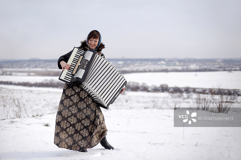 演奏手风琴的年轻俄罗斯女性图片素材