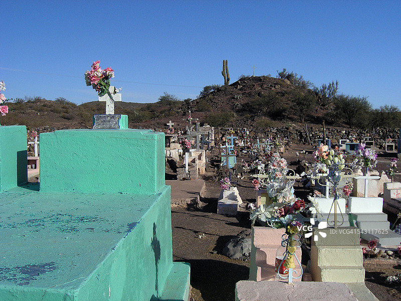 阿根廷北部乡村的彩色墓地图片素材
