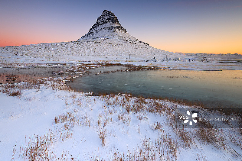 冬季的冰岛教堂山图片素材