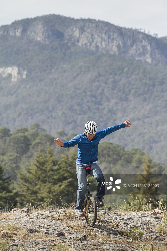 在墨西哥伊达尔戈州兰乔圣埃琳娜骑独轮车的男人图片素材