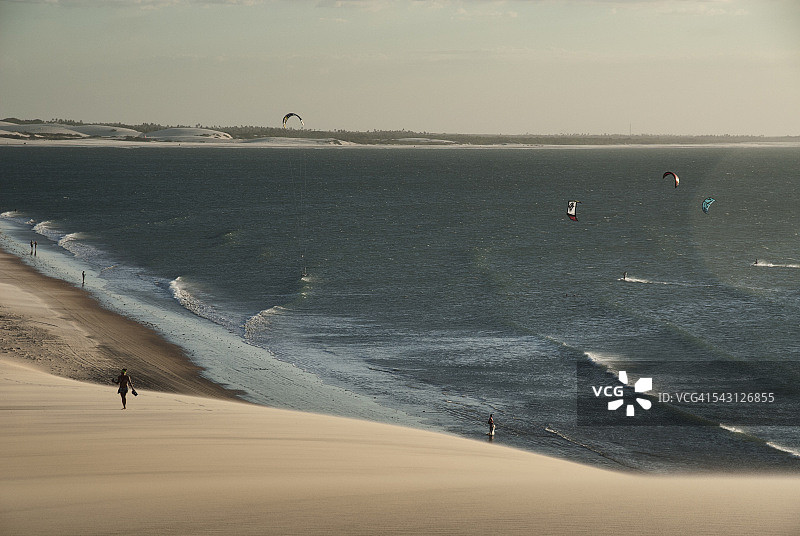 海滩游客和风筝冲浪者海景图片素材