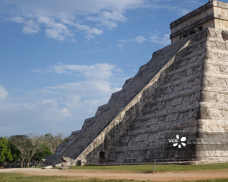 春分期间的卡斯蒂略金字塔图片素材