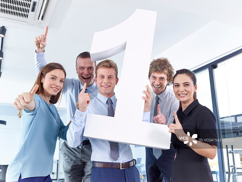 商务人士举着大号数字1图片素材