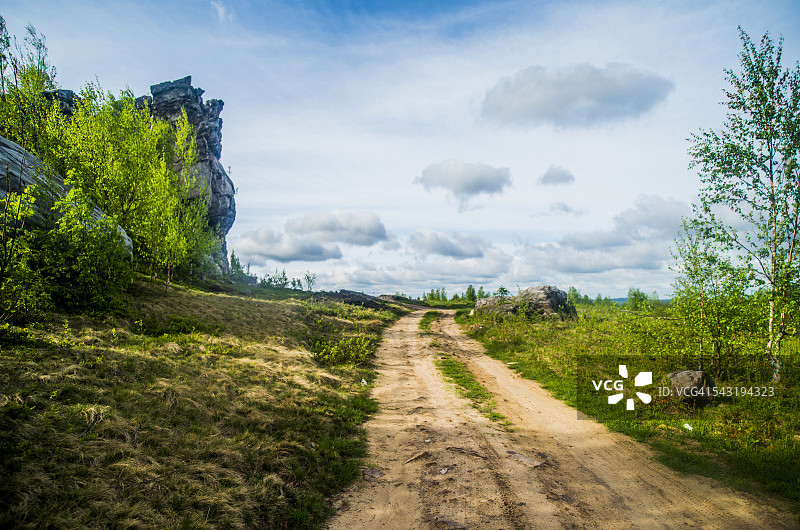 乡村草地上的泥土小路图片素材