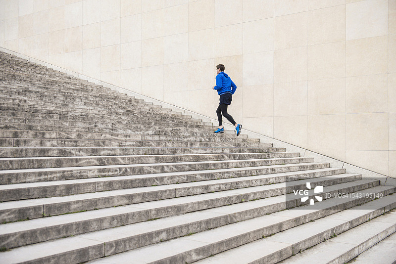 男人跑上楼梯图片素材
