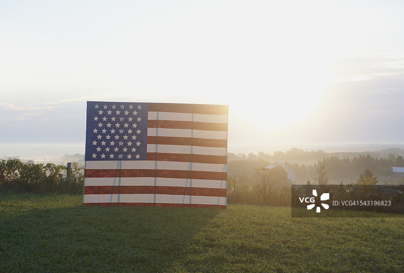乡村田野中的美国国旗图片素材