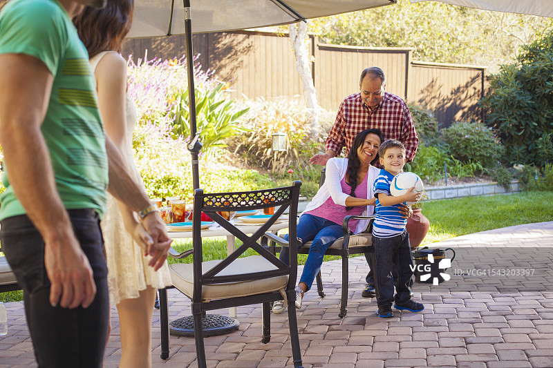 三代同堂在花园里图片素材