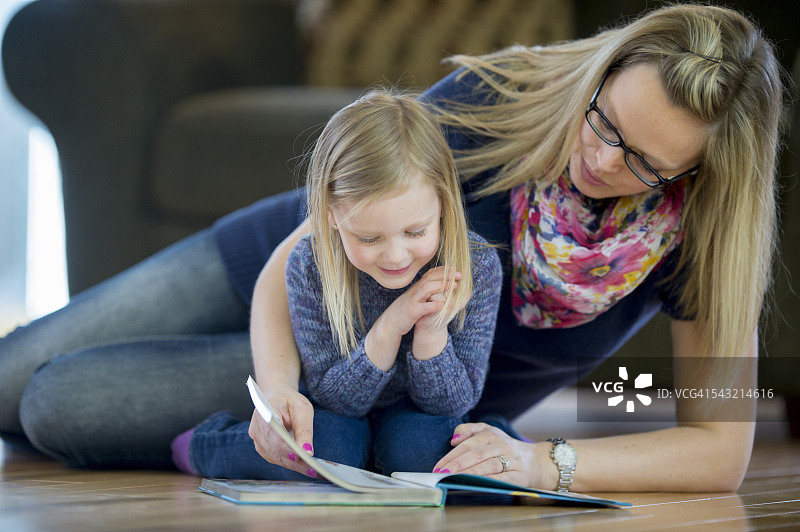 母亲给女儿读书图片素材