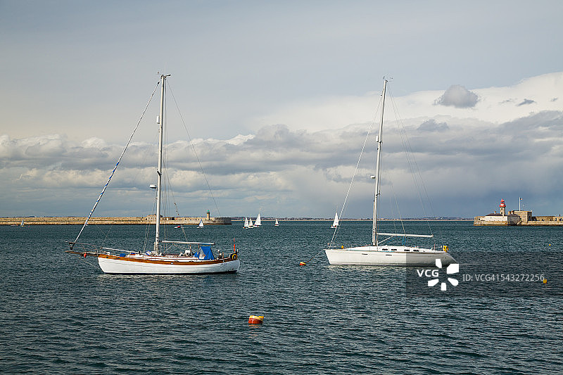 都柏林邓莱里港停泊的船只，爱尔兰图片素材