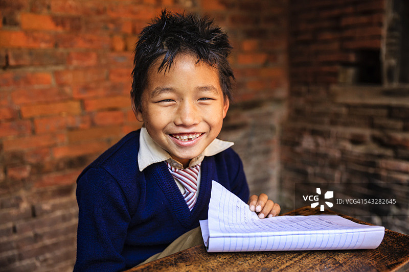 尼泊尔男学生在教室里图片素材