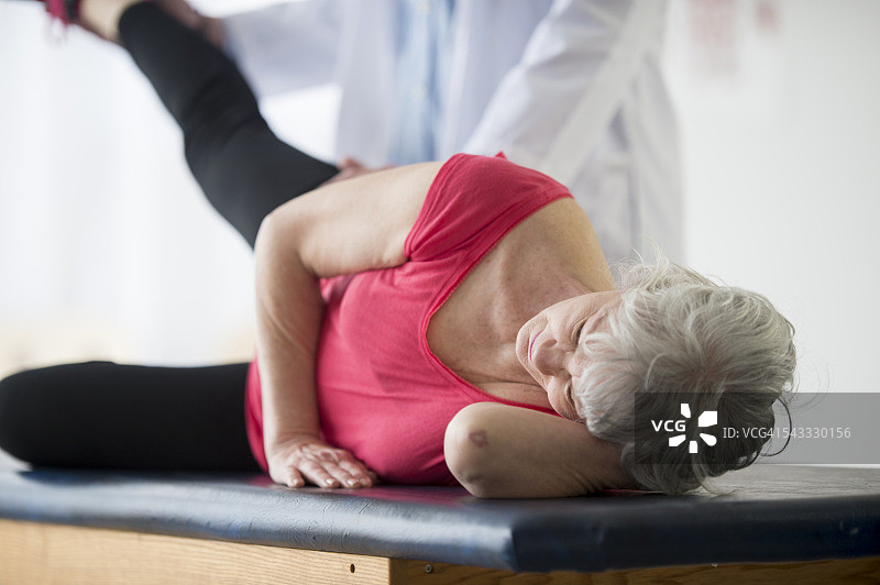 理疗预约期间的拉伸图片素材