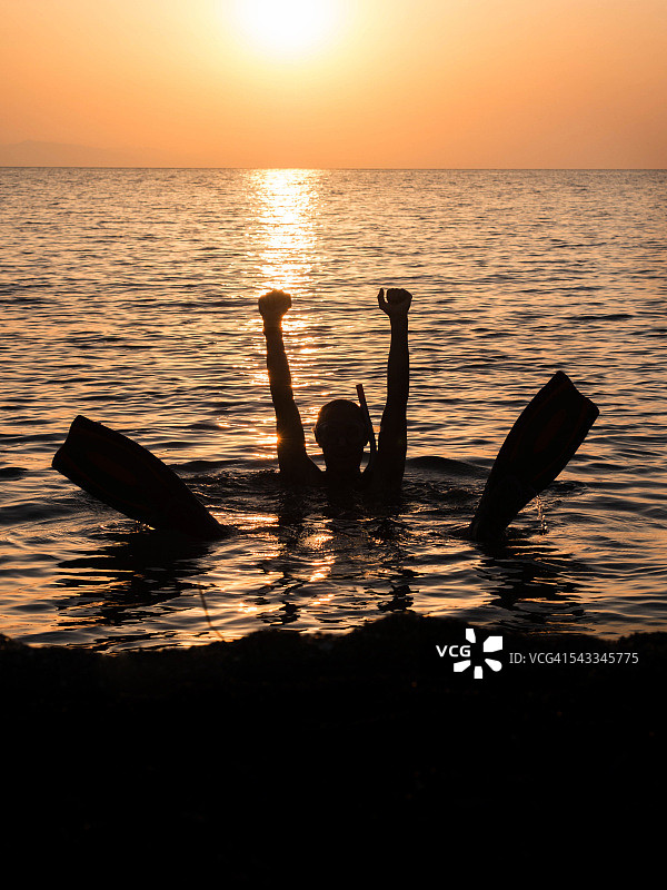 男性潜水员轮廓图片素材