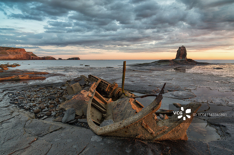 英国约克郡Saltwick湾日出图片素材