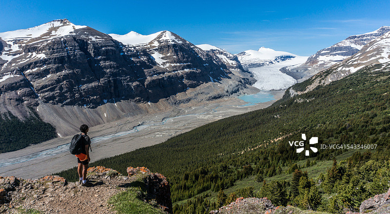 加拿大艾伯塔省班夫国家公园萨斯喀彻温冰川和山谷，徒步旅行者在山上欣赏风景图片素材