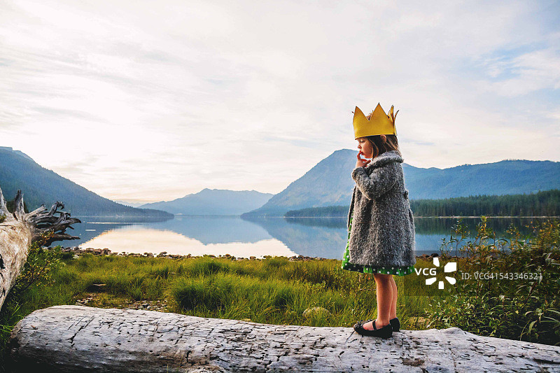 女孩（2-3岁）在户外戴着皇冠图片素材